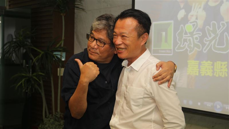 嘉義人相挺　李永豐返鄉宣傳紙風車