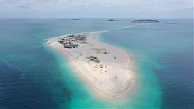 生態保育區澎澎灘淨灘（3）澎湖白沙鄉北海重要的生態保育區「澎澎灘」，為提供候鳥群棲息產卵環境，展開棲地整治作業，澎湖縣政府農漁局也呼籲，前往的觀光客能維護澎澎灘的環境，讓人、鳥共存取得雙贏，共享環境之美。（郭偉民提供）中央社  109年5月6日