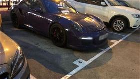 保時捷佔兩車位！他霸氣留「1紙條」（圖／翻攝自爆廢公社二館）