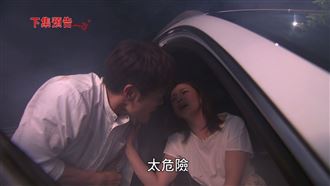 遭有心人逼車　吳婉君撞車起火險燒死