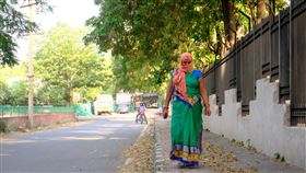 買不起口罩的印度婦女頭巾當口罩印度全國封鎖再延兩週至17日，新德里街上人煙稀少，買不起口罩的人用頭巾包著口鼻充當口罩。中央社記者康世人新德里攝　109年5月6日