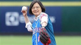  蔡英文婉謝中職開球…臉書喊話超暖心（圖／翻攝臉書）