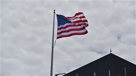 AIT新館落成  美國國旗飄揚（2）歷時9年、耗資約2.55億美元（約新台幣76億元）打造的美國在台協會內湖新館12日落成，美國國旗隨風飄揚。中央社記者王飛華攝  107年6月12日