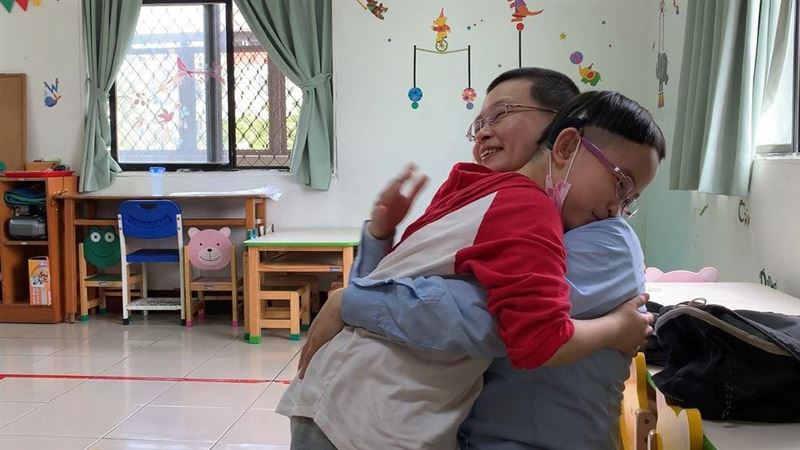 單親媽為愛女削髮　背後原因惹熱淚