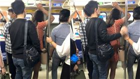 位置明明很多！捷運男跟著女子繞圈…手伸裙底、下身緊貼