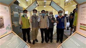 黃偉哲出席烏山頭水庫老照片展開幕台南市長黃偉哲（前排中）6日到烏山頭水庫出席「引水．程金－烏山頭水庫舊送水口經典老照片展」開幕儀式，籲請民眾把握機會前往觀展。中央社記者楊思瑞攝　109年5月6日