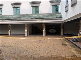 葉男、吳男及三名女性友人入住台中某汽車旅館，葉男酒醉後遭吳男踹下床，葉男一時氣憤竟持刀傷害吳男。（圖／翻攝畫面）