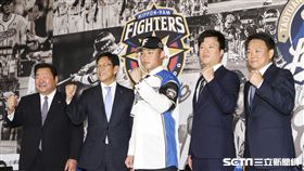 台灣強打王柏融與日本職棒火腿隊簽約，與日本火腿社長竹田獻宗、球團監督栗山英樹、Lamigo球團領隊劉玠廷、總教練洪一中合影。（圖／資料照）