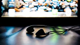 耳機
https://www.flickr.com/photos/javmorcas/9075262067/in/photolist-ePX6eD-dLF6q-5G17od-5FVQuD-5FVVbe-5G18Yj-5G1aSW-5FVSLR-7BuXJY-3iB9ph-oUYfb-oUYfQ-ucRMT-23xJVRZ-FpWxJb-9osDax-5XptVe-5XptJ8-5Xpu5i-fxd