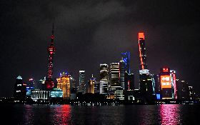 陸家嘴建築群亮出中國加油標語