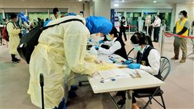 印度撤僑專機129名乘客凌晨抵台在政府規劃協調下，114名國人及在台工作的15名外籍人士，共129名乘客在5日凌晨搭乘專機返台，由國境疾管人員審核旅客健康聲明暨檢疫通知書內容，再區分每10人1組保持社交距離，依序通過移民署證照查驗、提領行李、海關稽查等入境程序。中央社記者吳睿騏桃園機場攝　109年5月5日