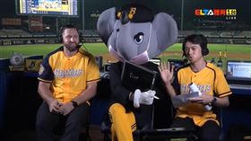 小翔接受英文訪問。（圖／愛爾達提供）