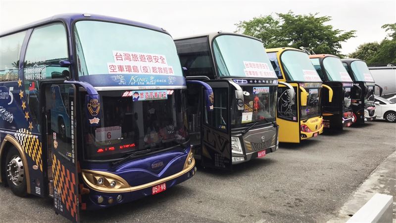 遊覽車空車環島　拜訪同業彼此打氣