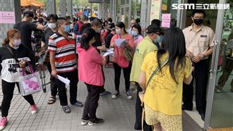 萬元紓困第2天　三重區公所人潮塞爆
