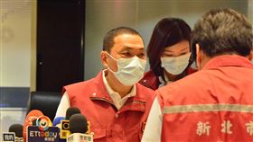 加碼紓困萬元申請量大  侯友宜勉基層同理心收件無保工作者加碼紓困新台幣1萬元6日起受理申請，由於申請量大，新北市各區公所擔心查核資料不易，且中央查詢系統易當機，恐無法達成審查發放目標。市長侯友宜（左）7日主持防疫應變會議時勉勵承辦人，雖委屈但盼同理心受理收件。中央社記者黃旭昇新北攝  109年5月7日