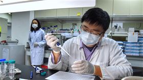 凌越研發快篩試劑  通過台大臨床驗證凌越生醫7日在台北舉行記者會，董事長陳作範表示，研發團隊資深研究員在2月中旬後全力投入新型冠狀病毒抗體快篩試劑研發，進而縮短研發流程，也已經在5日送至衛福部緊急授權專案製造核准，已準備好隨時進入量產；圖為凌越生醫實驗室。中央社記者王飛華攝  109年5月7日