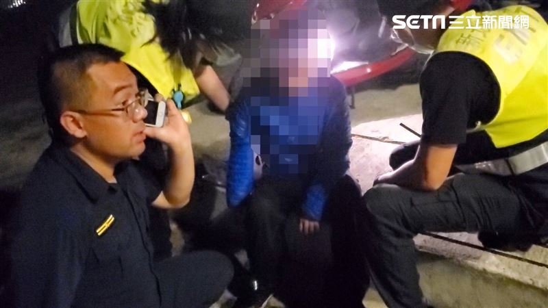 妙齡女賞景墜淡水河　釣客驚見急報警