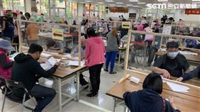 紓困方案,塞爆,救命錢,三重,記者陳啓明攝