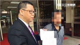 魏憶龍和女機車騎士發生擦撞，兩人於開庭前無條件和解。