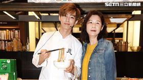 炎亞綸跟媽媽 乾拌麵上市記者會
記者邱榮吉攝影