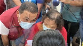 侯友宜視察擴大紓困作業情形新北市長侯友宜（左）7日中午前往三重區公所視察無保工作者紓困補助開放申請作業，聽取民眾心聲之外，也慰問現場辛苦的工作同仁。中央社記者葉臻攝　109年5月7日