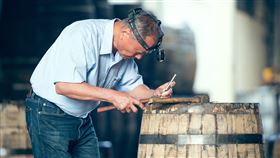 陳慶昇修補橡木桶40年  釀造520紀念酒擔任橡木桶修復師40多年的陳慶昇（圖），在文化總會推出「匠人魂」系列影片中提到，橡木桶跟人的生命一樣，也是在一呼一吸間活著；而影片裡的橡木桶，正是今年520總統副總統就職紀念酒OMAR的釀造桶。（文總提供）中央社記者鄭景雯傳真  109年5月7日