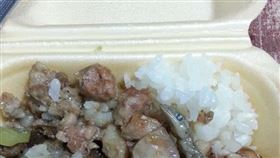 他點肉燥飯多了「小魚乾」！一夾竟是壁虎（圖／翻攝自爆廢公社臉書）