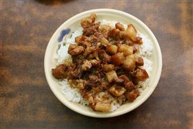 手工滷肉飯選用肥瘦參半的豬後腿肉，再以手工醬油慢火滷出不油不膩的好口味，令人齒頰留香。（圖／楊育禎提供）