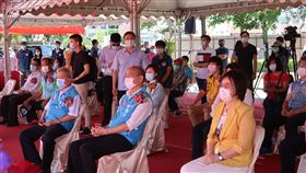 楠梓文中足球場動土  韓國瑜劉世芳出席高雄市楠梓文中足球場統包工程7日動土，市長韓國瑜（前排右2）及擔任高雄市足球委員會主委的立法委員劉世芳（前排右）等人出席典禮。中央社記者王淑芬攝  109年5月7日