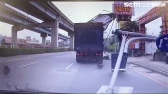 砂石車帆布捲斷燈桿　轎車遭殃畫面曝