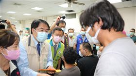 萬元紓困是真的　黃偉哲區公所當場發10萬台南市長黃偉哲（前左2）7日坐鎮區公所宣布，台南已有50人通過新台幣1萬元紓困金審核，更當場發送紓困金給10名當事人，證實紓困金是真的，不是假的。中央社記者張榮祥台南攝　109年5月7日