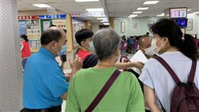 ▲萬元紓困上路首日,內湖區公所實況。