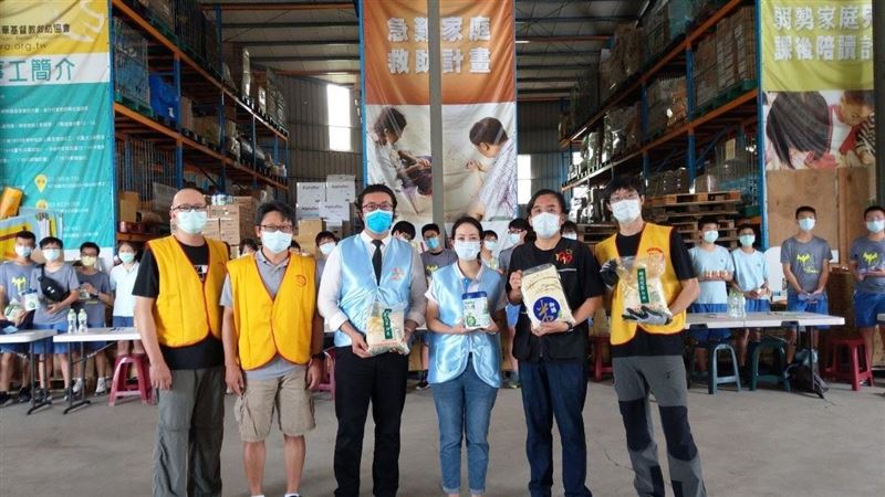 疫情害！社福募款減　魏應充送暖紓困
