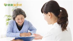 隨年紀變大，因為聽力障礙讓她變得沒有自信，久而久之，連子女也覺得跟她說話很累、很痛苦而逐漸減少溝通和互動。所幸，朋友介紹開始嘗試戴助聽器後才發現，原來自己的耳朵還可以聽得這麼清楚。