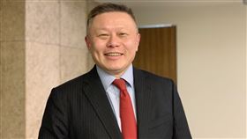 金寶看旺東南亞生產代工廠金寶28日召開法人說明會，總經理沈軾榮說，受到美中貿易戰影響，許多客戶對於轉移到東南亞生產非常有興趣，因此深耕東南亞20多年的金寶可說是美中貿易戰的受益者。中央社記者吳家豪攝 107年12月28日