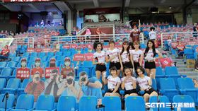 ▲樂天女孩準備迎接21日真10號隊友進場。（圖／記者劉彥池攝影）