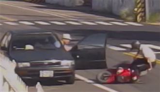 開車門擊落騎士！翁迎面撞遭橫掃倒地