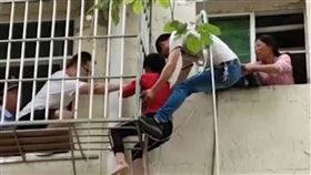 阿嬤,孫子,垂吊,繩索,開門,斷繩,危險