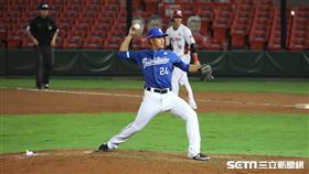▲富邦悍將野手陳凱倫上場投球。（圖／記者劉彥池攝影）
