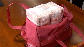 社區見紅色袋子　她一看嚇傻...裡面竟塞170萬現金！失主15字羨煞網友(圖/翻攝自蘇州廣電總台蟹視頻)