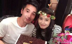 趙又庭一家三口，被直擊現身上海，高圓圓疑似有喜。（圖／翻攝自微博）