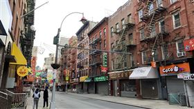 紐約經濟幾近停擺　曼哈頓華埠景色淒涼紐約州政府為防止武漢肺炎疫情惡化，強迫非民生必需類商家停業，業者紛紛解僱或放員工無薪假。圖為曼哈頓華埠昔日繁忙的勿街商家大規模停業。中央社記者尹俊傑紐約攝　109年5月7日