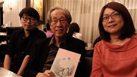 台灣首部政治受難者傳記漫畫出版（1）台灣首部政治受難者傳記漫畫「來自清水的孩子」，是由台東大學兒童文學研究所所長游珮芸（右）與繪本藝術家周見信（左）共同創作，講述白色恐怖受難者蔡焜霖（中）的一生。（慢工文化提供）中央社記者陳秉弘傳真　109年5月7日