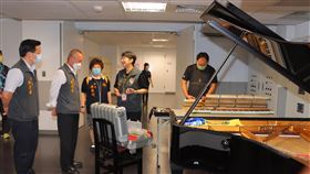 疫情打亂演出　苗北藝文中心防疫期間勤保養苗栗縣苗北藝文中心是縣內最具規模的專業展演場館，縣長徐耀昌（左2）7日前往視察，了解中心運用防疫時期的演出空檔，加強舞台、鋼琴等場館設備保養。（苗栗縣政府提供）中央社記者管瑞平傳真　109年5月7日