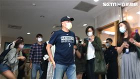 ▲澎恰恰在律師陪同下，赴台北地檢署遞狀提告周刊加重誹謗。（圖／記者楊佩琪攝）