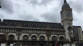 法國11日解封拍板定案，人民可在100公里範圍內自由移動；但若疫情惡化，政府仍不排除重新封閉的可能性。圖為巴黎里昂車站通勤族及拖著行李的民眾出入，與過往熙來攘往相比冷清許多。中央社記者曾婷瑄巴黎攝　109年5月6日