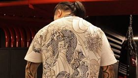 「台灣制霸」不舔共！館長凌晨曬背影照：再多負面無所謂（圖／翻攝自飆捍臉書）