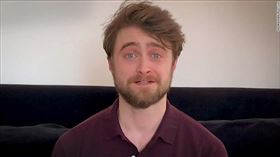 ▼▲（圖／捷傑電影提供）主演《哈利波特》八部系列電影深植人心的英國演員丹尼爾雷德克里夫，不僅曾是影史上風靡全球的童星，更是許多八九年級生的童年初戀，擁有9000萬英鎊（約33億台幣）身價，不過也因為作品讓他一夕之間爆紅，讓他有一段時間生不如死，即將在6月上映新片《玩命Online：雙槍對決》的他，就曾自曝過去一段荒唐歲月。