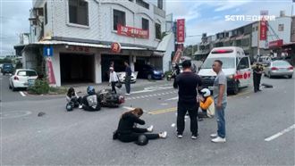 台東騎士撞對向車　後車追撞4人摔飛