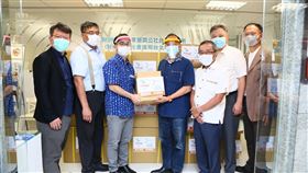 台琉協會捐贈沖繩縣防疫物資2019冠狀病毒疾病（COVID-19，武漢肺炎）疫情大流行，台琉協會捐贈沖繩縣相關防疫物資。圖為台琉協會理事長林聰賢（右4）和日本沖繩縣駐台機構所長仲本正尚（左3）。（台琉協會提供）中央社 109年5月8日